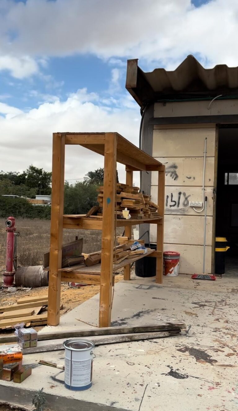מתקן אחסון עצים מסיבי מעץ וברזל בנגריה קהילתית מסודרת.
