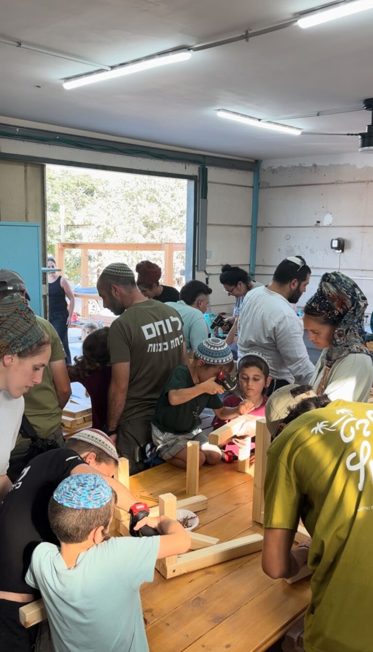 תהליך ליווי מקצועי ובניית הנגריה על ידי צוות פלא בבית ספר.