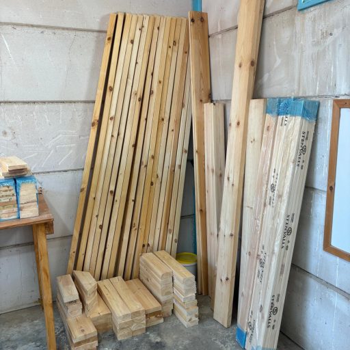 ערימת לוחות עץ אורן איכותיים המיועדים לסדנאות נגרות.