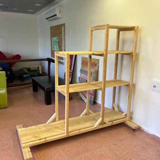 כוורת עץ על גלגלים לאחסון נייד ומעוצב בבית ספר