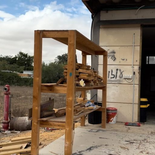 מתקן אחסון עצים מסיבי מעץ וברזל בנגריה קהילתית מסודרת.