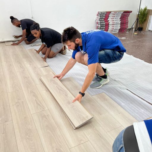 תלמידים במהלך התקנת פרקט כחלק מסדנת עיצוב ושיפוץ מרחב חינוכי של פלא