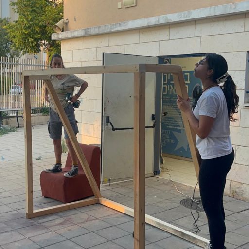 שערי כדורגל עשויים עץ אורן מחוטא על מגרש דשא.