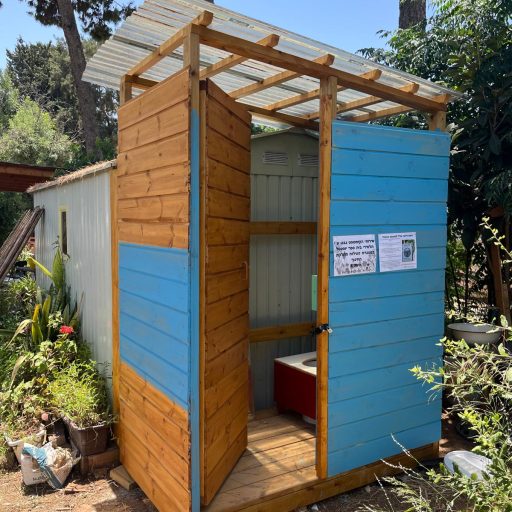 בנה עץ קטן ומרשים המשמש כתא שירותים בגינה.