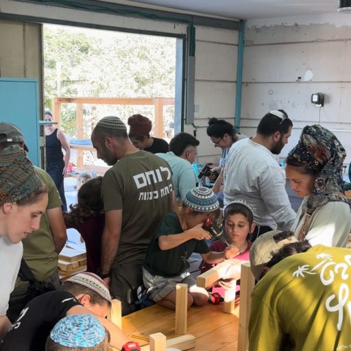 תהליך ליווי מקצועי ובניית הנגריה על ידי צוות פלא בבית ספר.